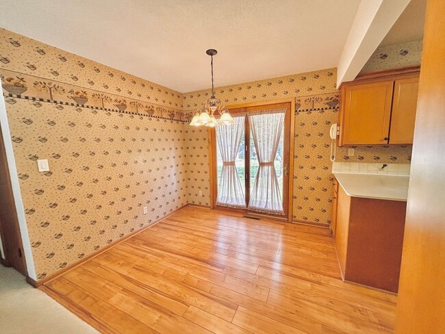 Building Photo - Sprawling 3bedroom 2bath Home in Roseville...