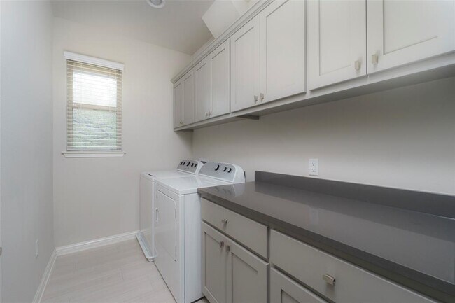 Building Photo - 13800 Lyndhurst St