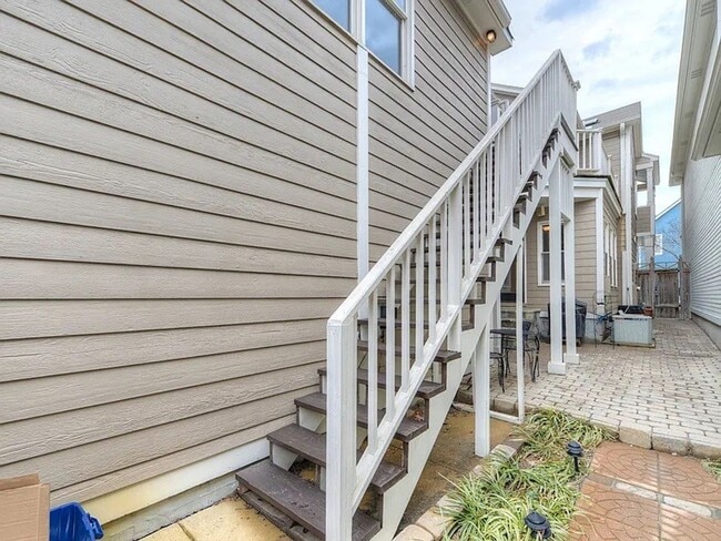 Building Photo - Harbor Town Home with Mother-In-Law Suite! All Major Appliances Included! Pets are welcome with o...
