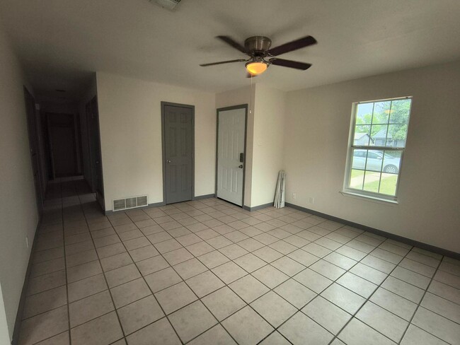 Building Photo - Nice 3 bedroom 2 bath home FRESHLY painted AVAILABLE NOW!