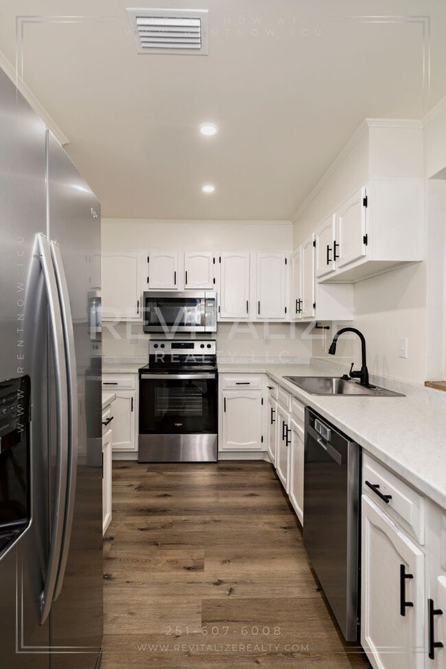 Building Photo - Gorgeous 3 Bedroom/2 Bathroom Home in West...