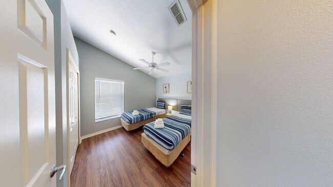 Building Photo - 4 BR 3 BA          POOL HOME    Highlands ...