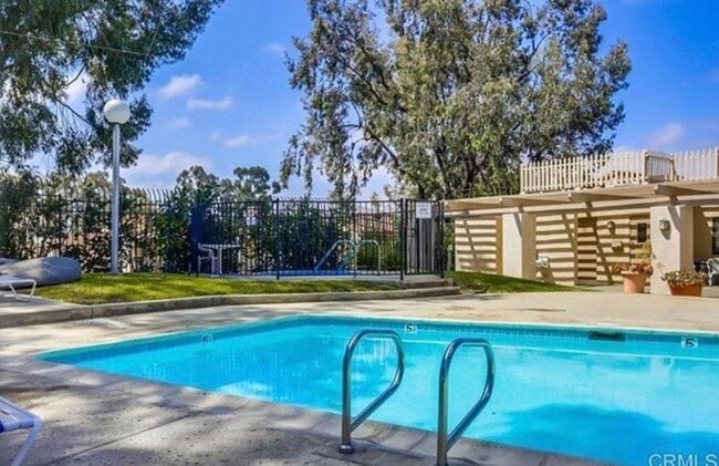 Building Photo - 671 Ascot Dr