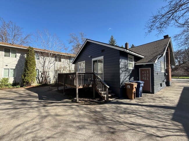 Building Photo - Newly Renovated 3 Bed, 1 Bath House w/ Bonus Room!