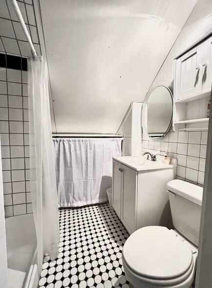 Private bathroom - 613 Birch St