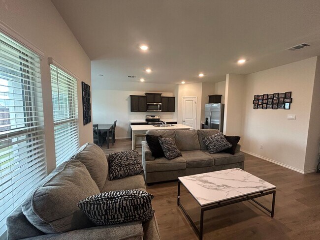 Building Photo - 3 Bedroom 2 Bath