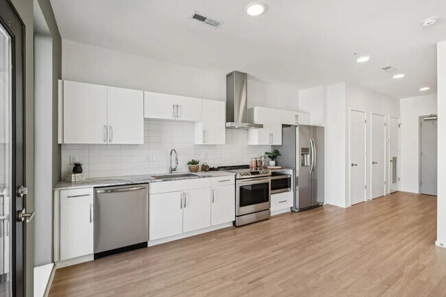 Building Photo - 806 Olympic St