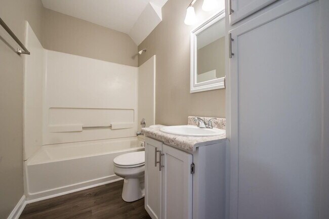 Building Photo - Gorgeous 4 BR 3 BA Town House Right By FSU and TCC!