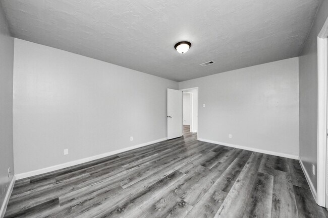 Building Photo - 8011 La Roche Ln