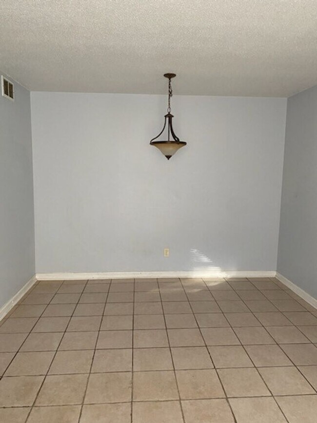 Building Photo - 6015 Warm Springs Ct