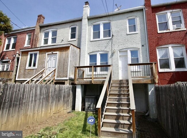 Building Photo - 627 M St NE