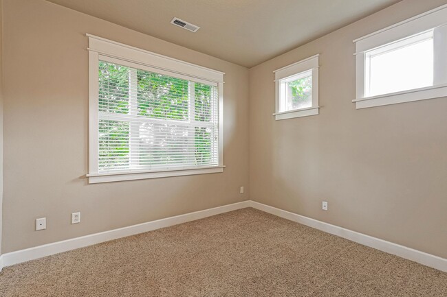 Building Photo - End unit 2BD 2.5BA + Office + Loft +  Tri Level Townhouse w/Garage + AC + Balcony + Washer/Dryer