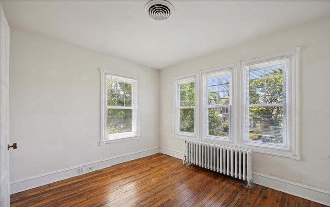 Building Photo - right and spacious 4-bedroom