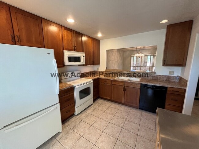 Building Photo - Large Three Bedroom Townhouse