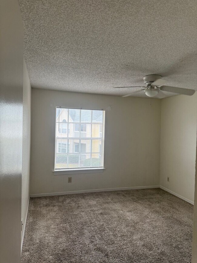 Building Photo - Beautifully remodeled 2/2 condo in Tradewinds, Metrowest!