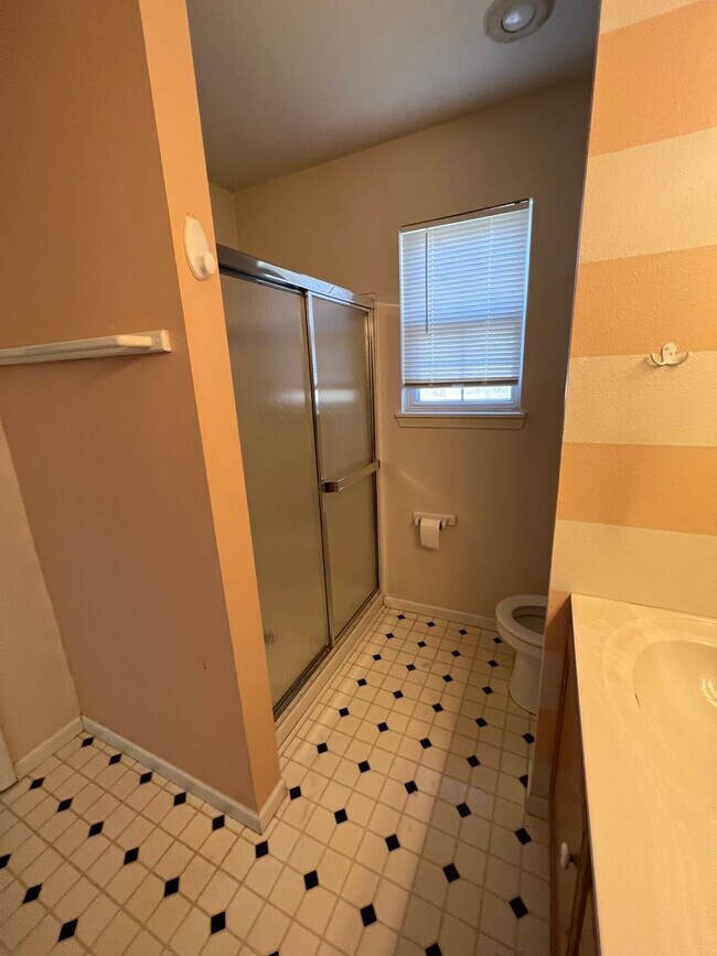 Building Photo - 4913-4915-4915 Kirk Hill Rd