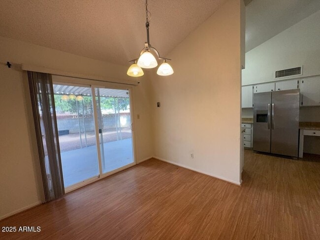 Building Photo - 433 Meadows Dr