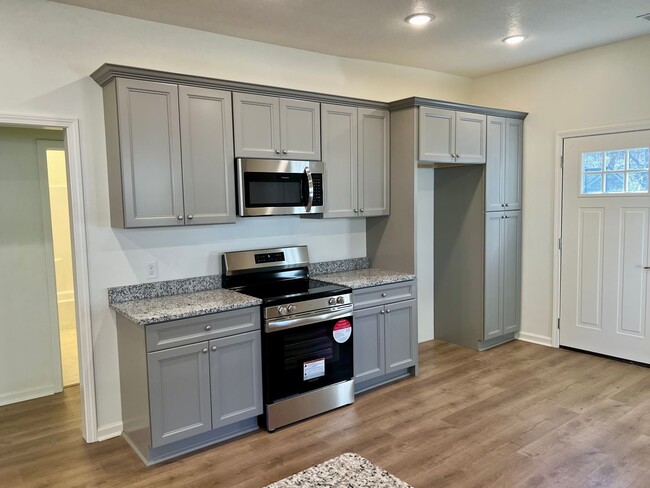 Building Photo - FOR RENT - 2 Bedroom, 2 Bath West End Char...