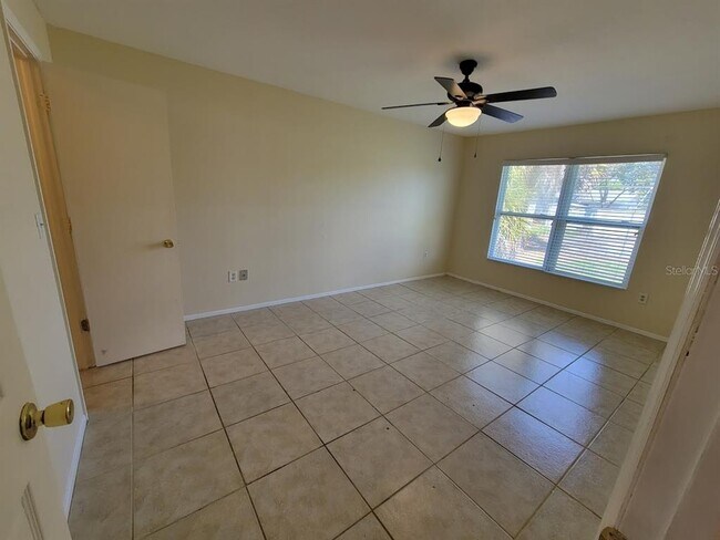 Building Photo - 2466 Lakeshore Cir