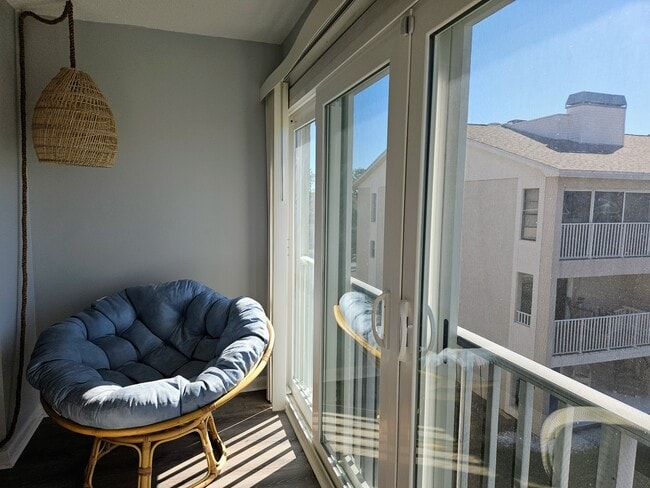 Building Photo - 255 Capri Cir N