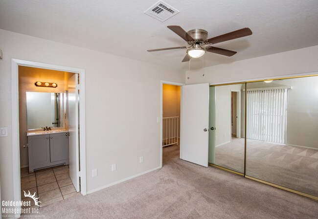 Building Photo - Spacious and Maintained 2Bdm 1.5Ba Townhome in Henderson.