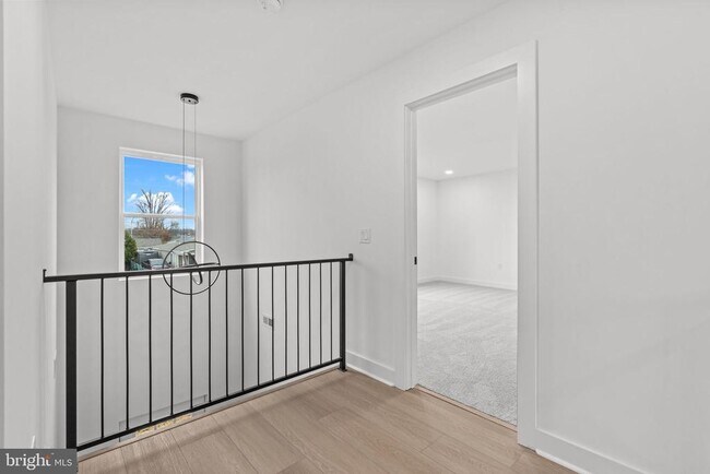 Building Photo - 12 Stonybrook Dr