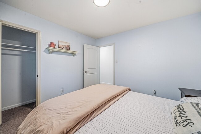Building Photo - 8426 Edgemoor Dr
