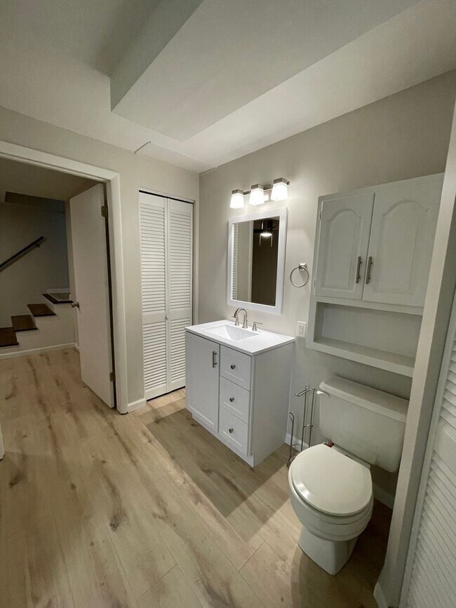 Building Photo - Non conforming 2 bed / 2 bath