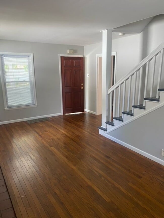 Building Photo - Available August!  4/5BR, 2BA Campus and B...