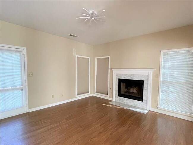 Building Photo - 10730 Pinewalk Forest Cir