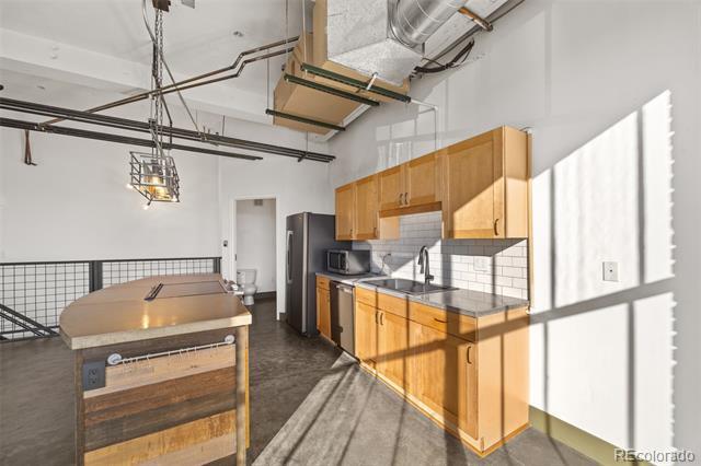 Building Photo - 1777 E 39th Ave