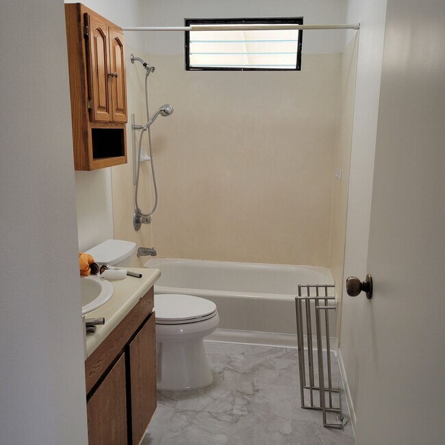 Building Photo - Kapahulu 3 bed, 2 bath single family home