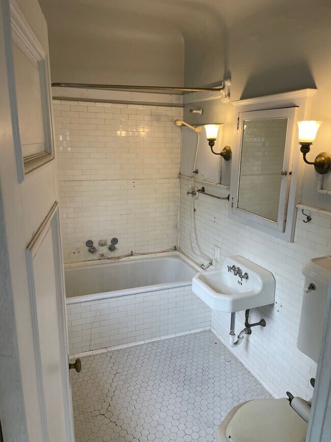 Building Photo - Mansion Studio w/original 1902 bath - sepa...
