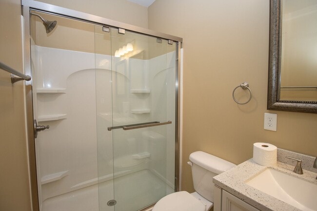 Building Photo - Immediate move-in! Short-term lease! Spaci...