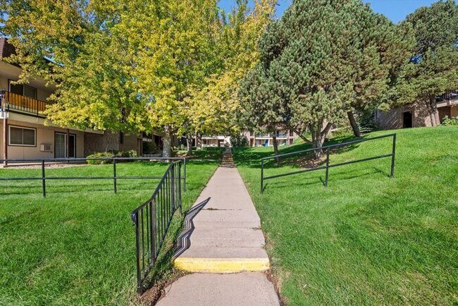 Building Photo - Bright & Inviting 2 Bedroom Condo in Denver