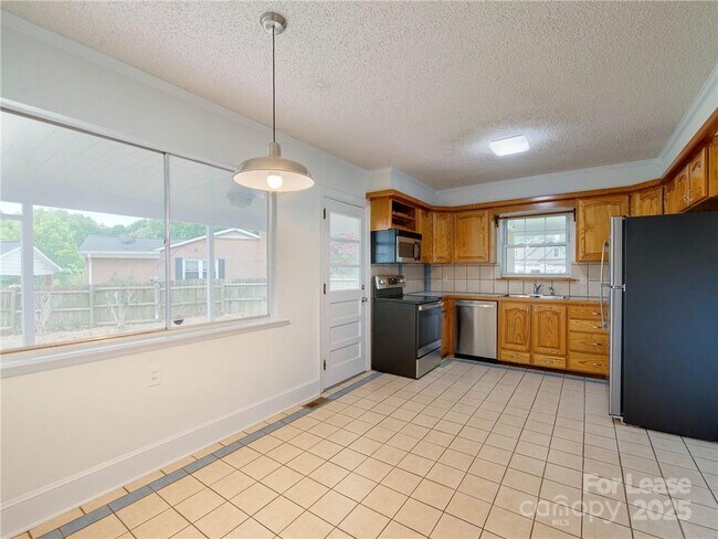 Building Photo - 1422 Holmes Dr