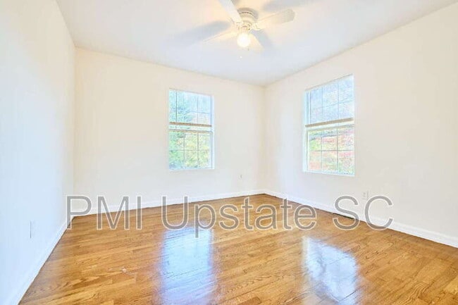 Building Photo - 28 Pine Grove Ln