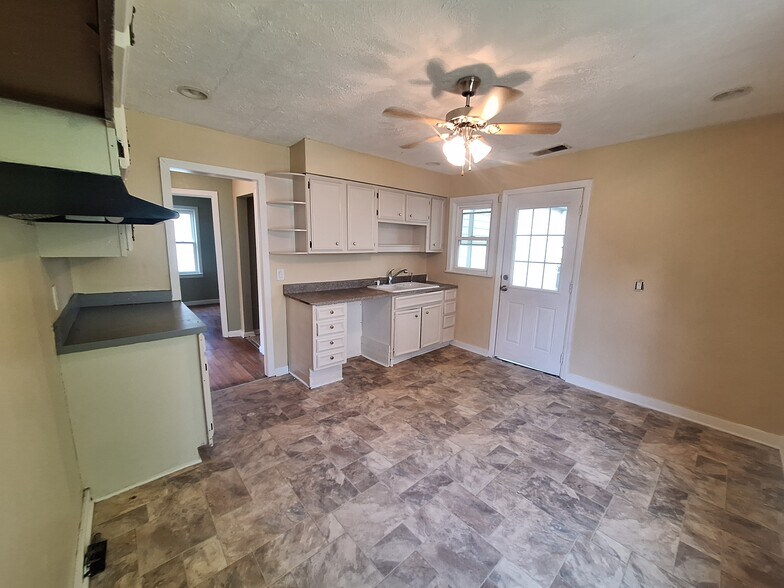 Kitchen - 3816 Parthenia Ave