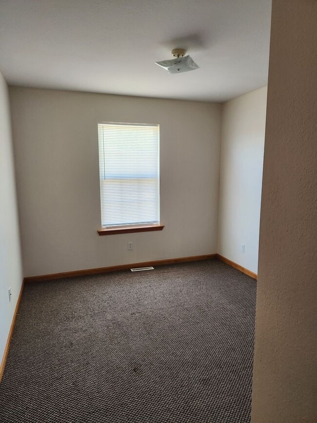 Building Photo - 3206 Elm Grove Dr