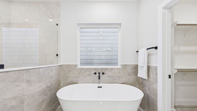 Building Photo - 5027 Golden Forest Dr