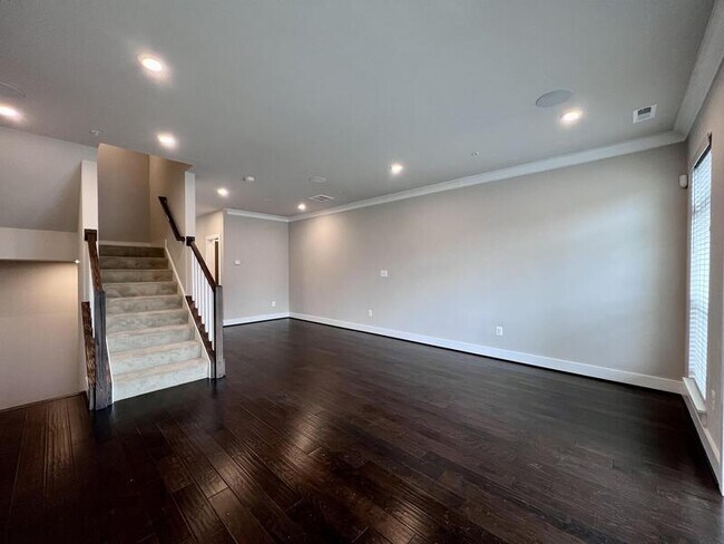 Building Photo - 818 Fern Pl NW