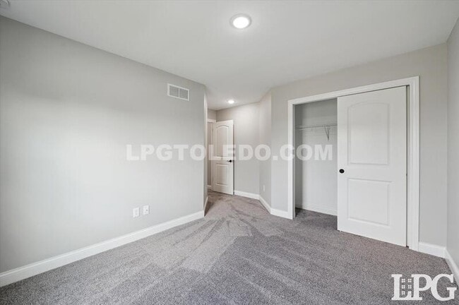 Building Photo - 1038 Stoneleigh Rd