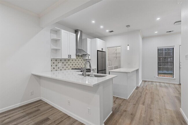 Building Photo - 1307 Kinney Ave