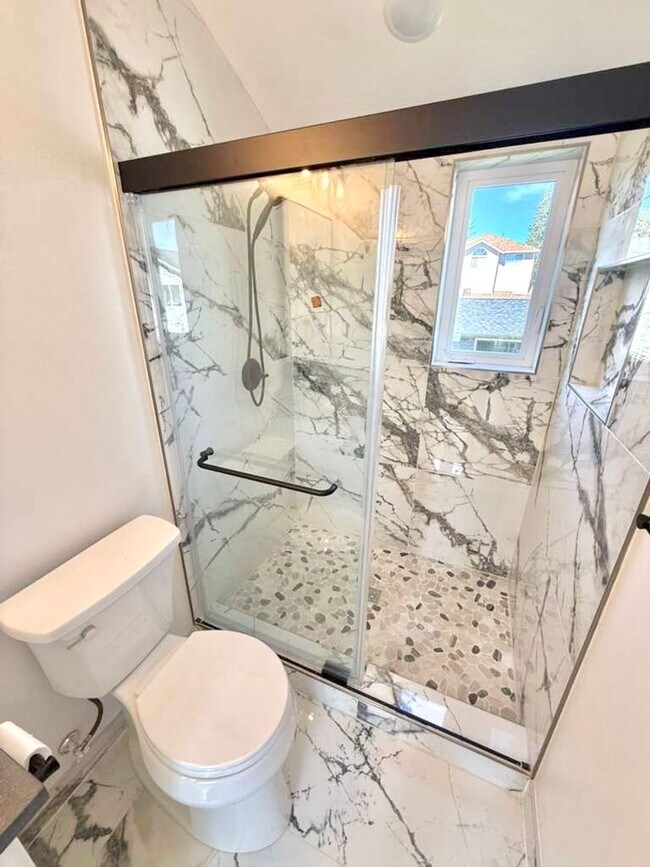 Building Photo - Arbor Heights 2-Bedroom Home in a Prime Location