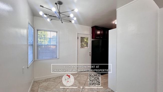 Building Photo - Beautiful 3 bedroom home with large backya...