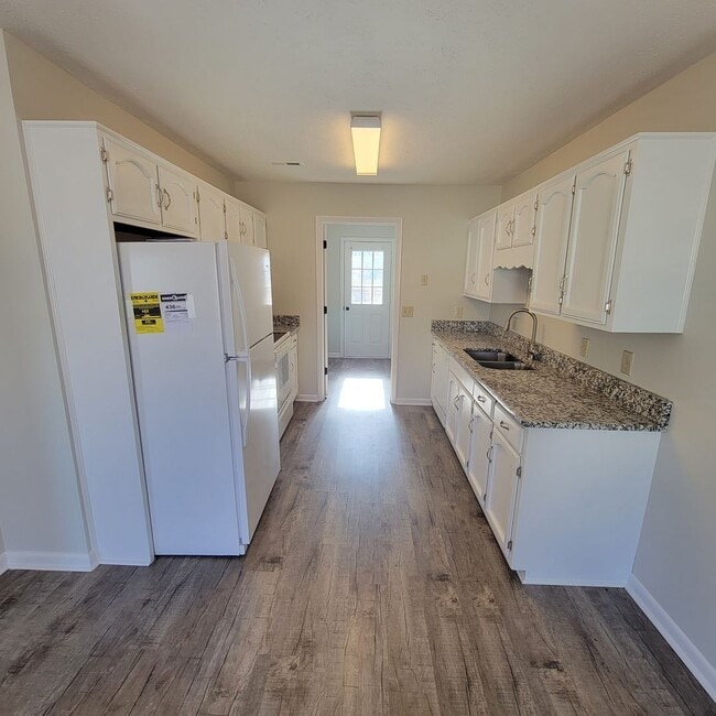 Building Photo - 3/2-Brick Ranch- Cookeville- 1 Car Garage