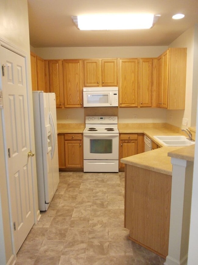 Building Photo - End Unit 2 story, 3 Bedroom Townhome near ...