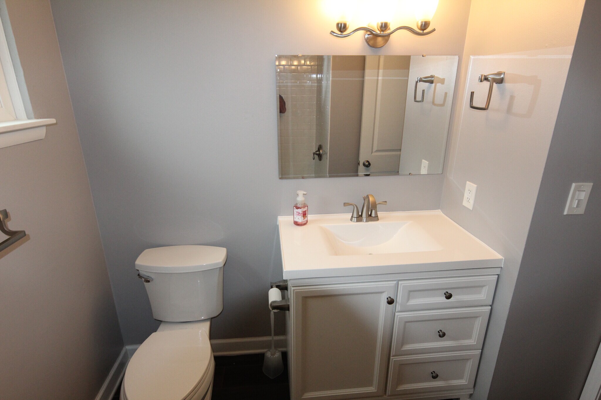 Full Bath - 5160 Roseview Ave