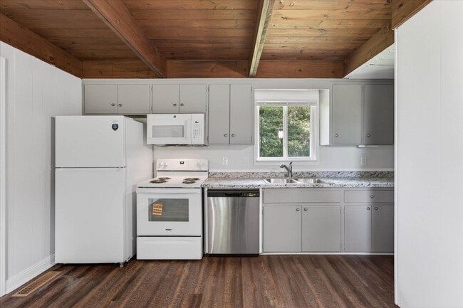 Building Photo - Pet Friendly Three Bedroom!