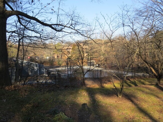 Building Photo - Updated 1800+ sq/ft 3 bdrm 2.5 bath end unit townhome